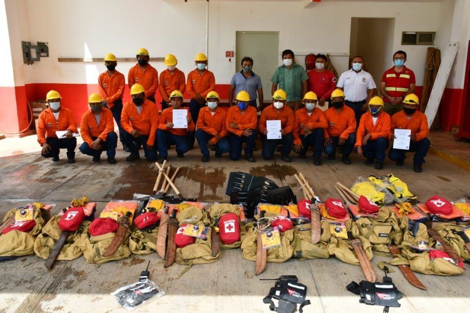 Ayuntamiento de Lázaro Cárdenas apoya a Cuerpo de Bomberos con entrega de material para reducir daño ambiental