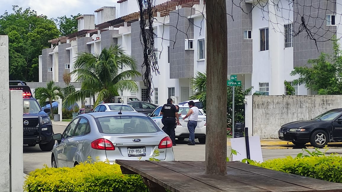 Balean taxi de Playa del Carmen por incidente afuera de un negocio de comida china