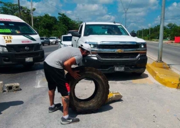 Caos vial por bloqueo de la avenida José López Portillo por vecinos que denuncian abusos en las tarifas de la CFE