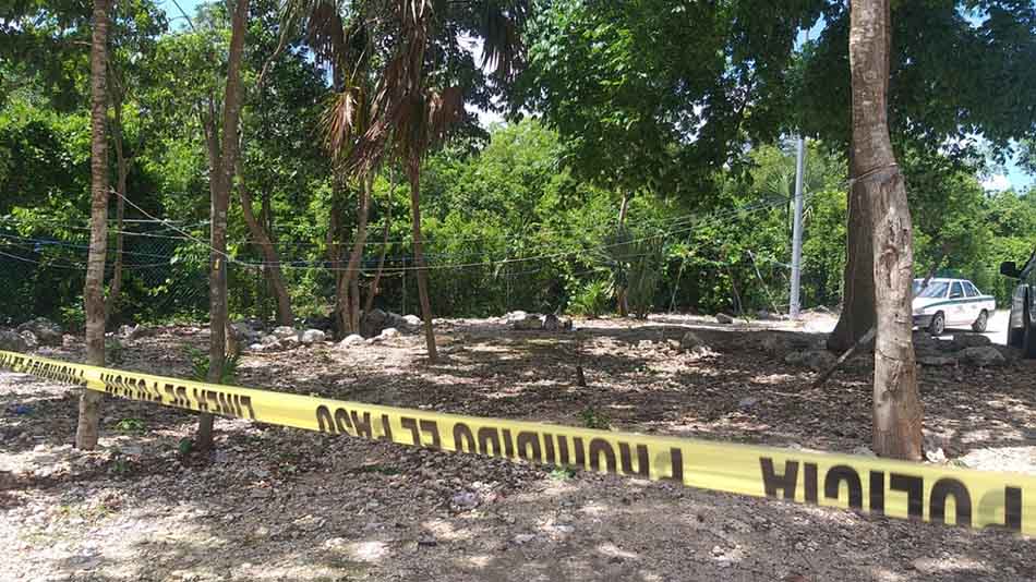 Encuentran el cadáver de una persona en un área verde de Cancún