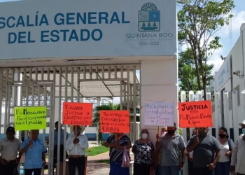 Se manifiestan habitantes de Caobas