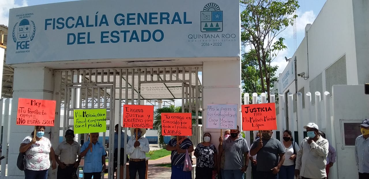 Se manifiestan habitantes de Caobas