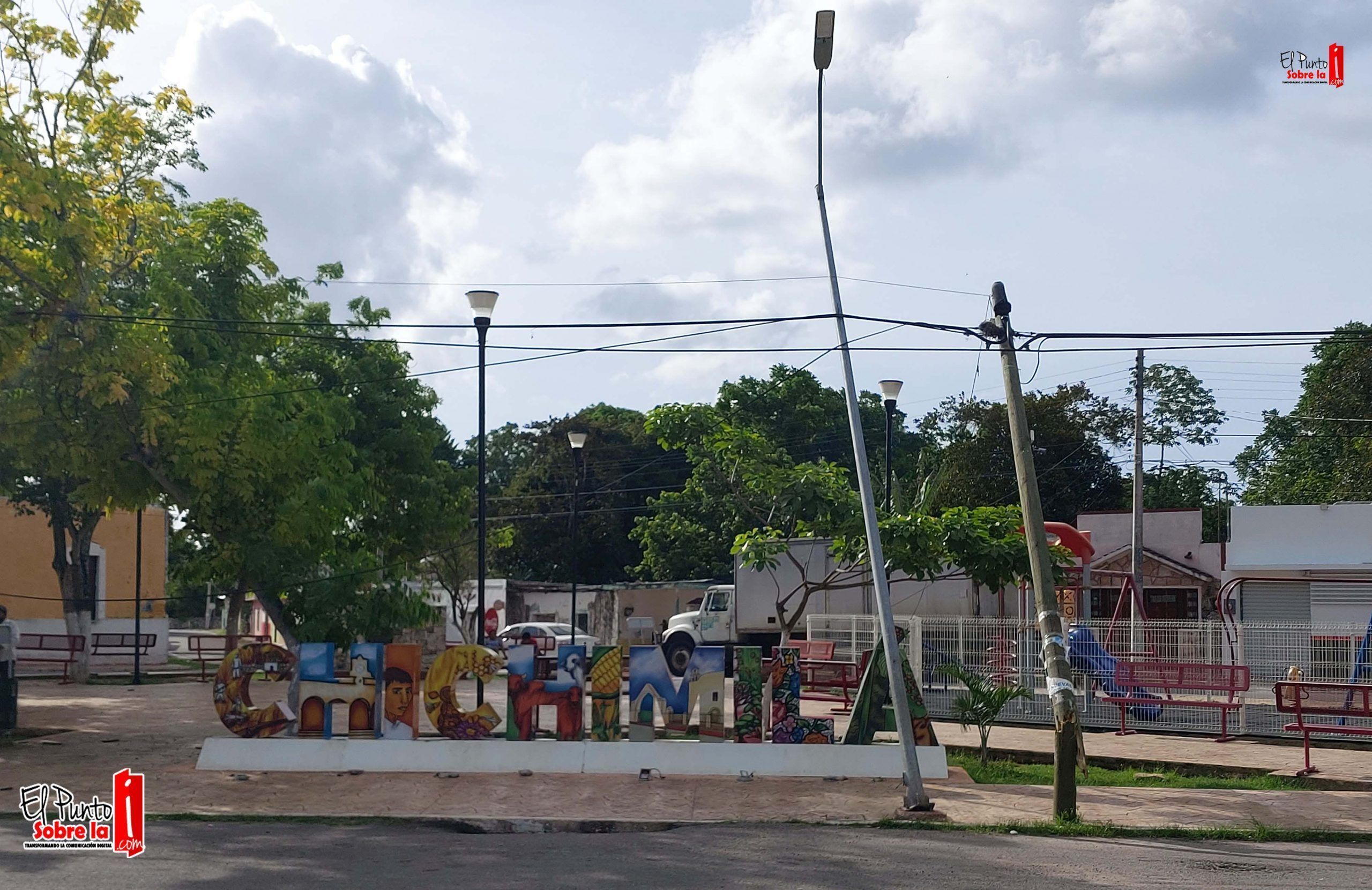 Peligro por cables y postes derribados desde antes de las elecciones en Chichimilá