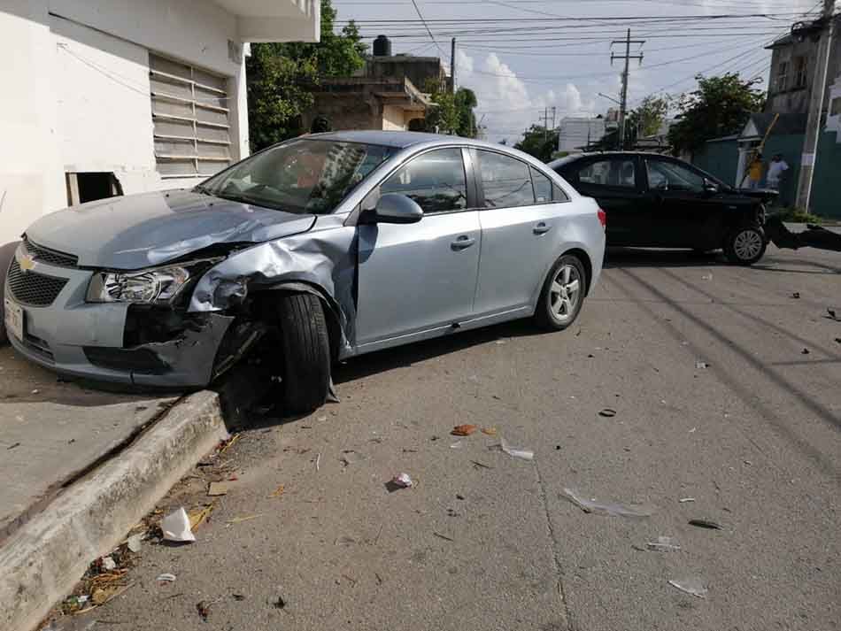 Más de 200 mil pesos en daños materiales por accidente vehicular, incluyendo muro de vivienda