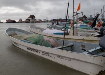 Lluvias mantienen a pescadores de Lázaro Cárdenas en severa crisis