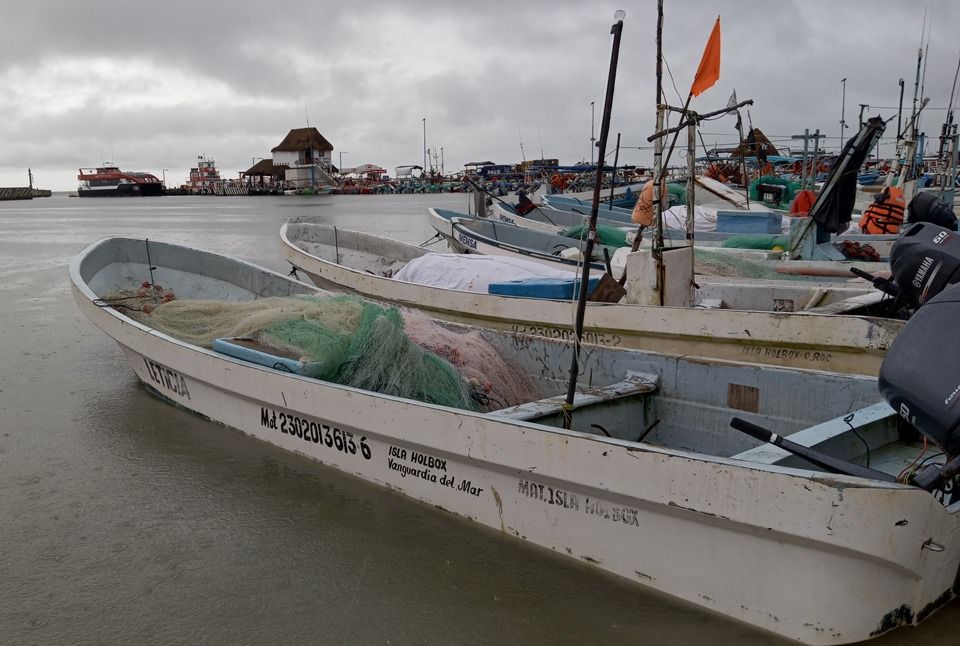 Lluvias mantienen a pescadores de Lázaro Cárdenas en severa crisis