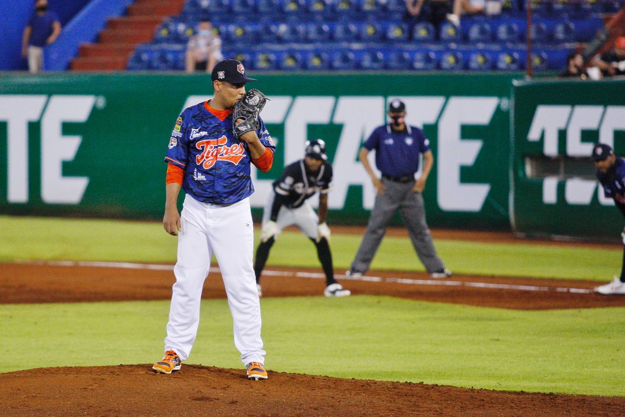 Con Javier Solano en la loma, los Tigres van por su cuarto éxito consecutivo al visitar a Puebla