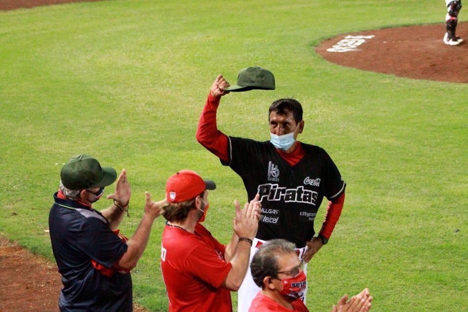 Los Piratas de Campeche retiran el número 33 de Isidro “Chilo” Márquez