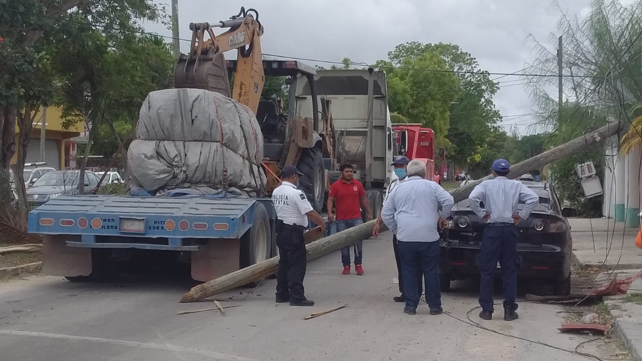 Camión provoca aparatoso accidente en Chetumal