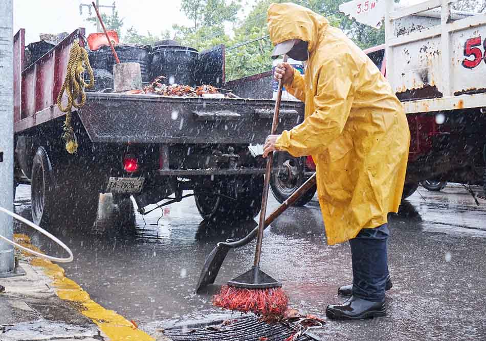 Ayuntamiento de Cozumel desazolva registros pluviales para evitar encharcamientos