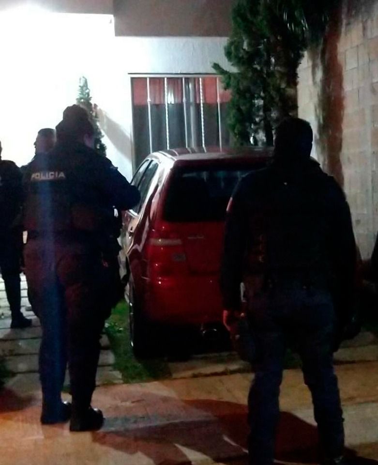 Detienen a sujetos que balearon vehículo estacionado afuera de casa en Cancún, escapaban en taxi