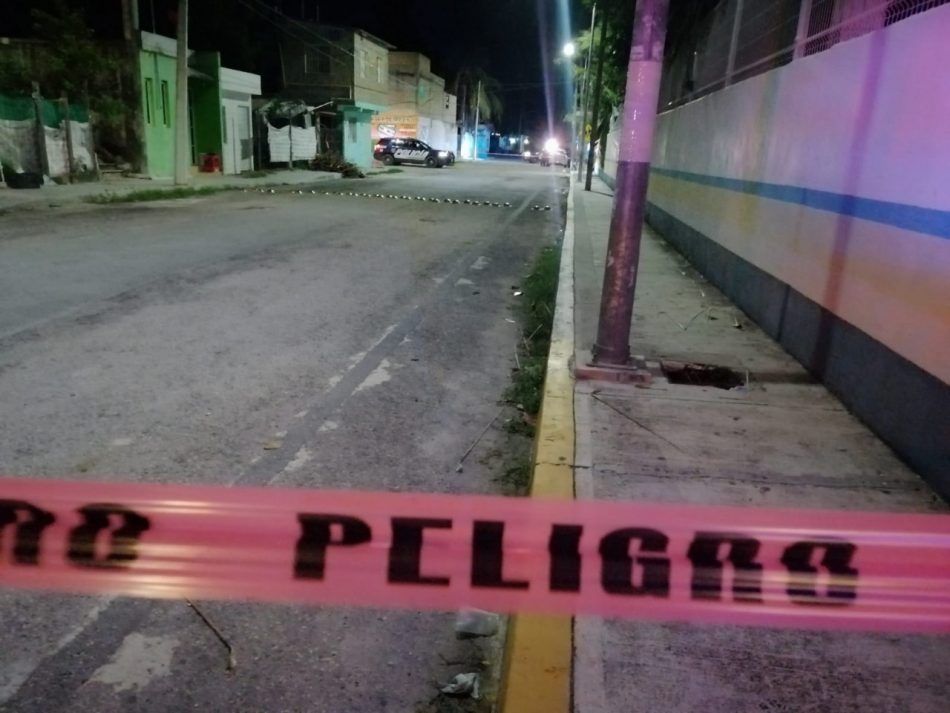 Pistoleros disparan contra taxi de Playa del Carmen mientras esperaba la luz verde del semáforo