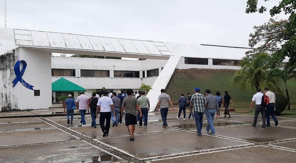 Docentes de Chetumal se manifiestan en contra de cambios en sistema de pagos