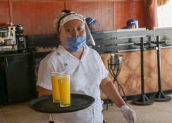 Hoteleros de la Riviera Maya esperan apoyo del Gobierno Federal para vacunación de personal turístico