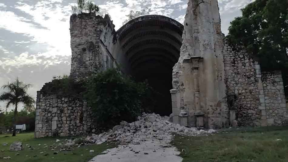 Por fuertes lluvias se desploma pared de histórica Iglesia “Niño Jesús” en Tihosuco