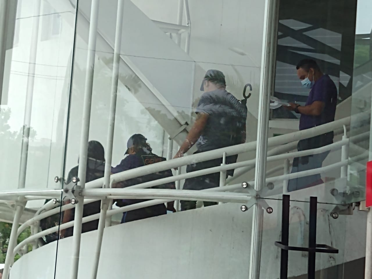 Policías de Cancún impiden que menor huya de la ciudad con sujeto que conoció por Facebook