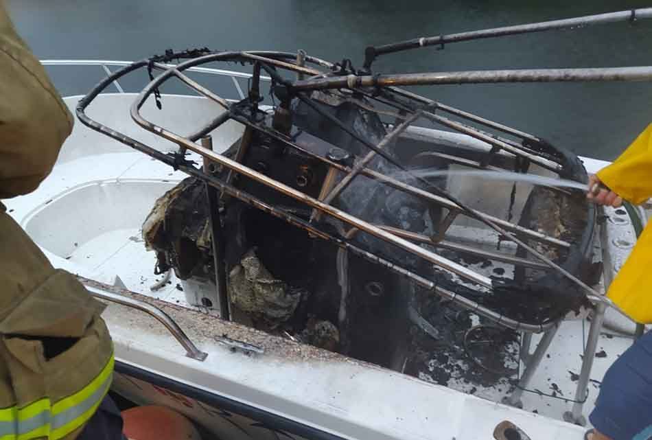 Se incendia yate en complejo residencial de Puerto Aventuras; no se reportan lesionados