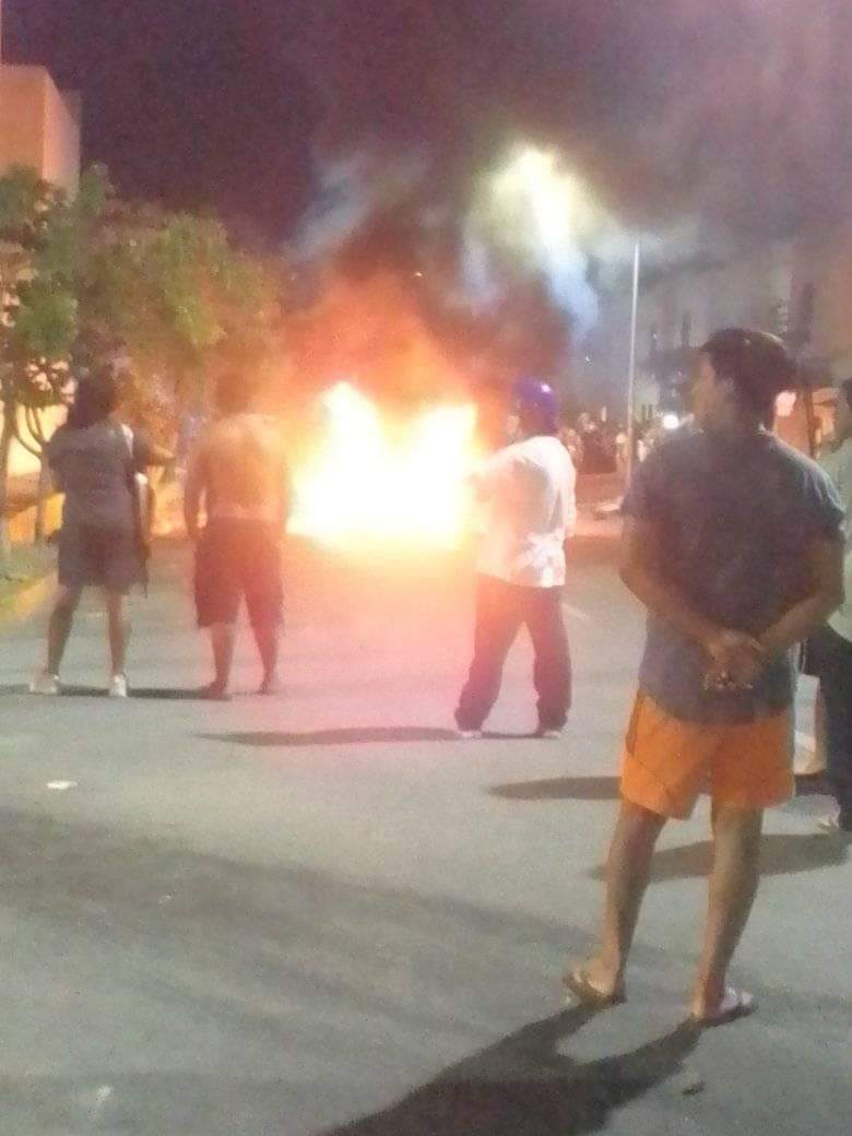Moto taxistas de Playa del Carmen, hacen justicia por su propia mano: detienen a presuntos delincuentes y causan destrozos