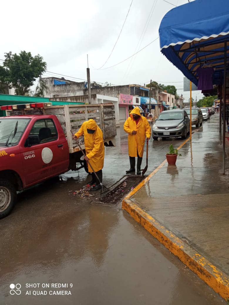 Fuertes lluvias paralizan actividades en Quintana Roo, anticipan más chubascos