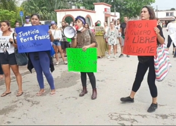 Marcha de protesta por feminicidio en Bacalar