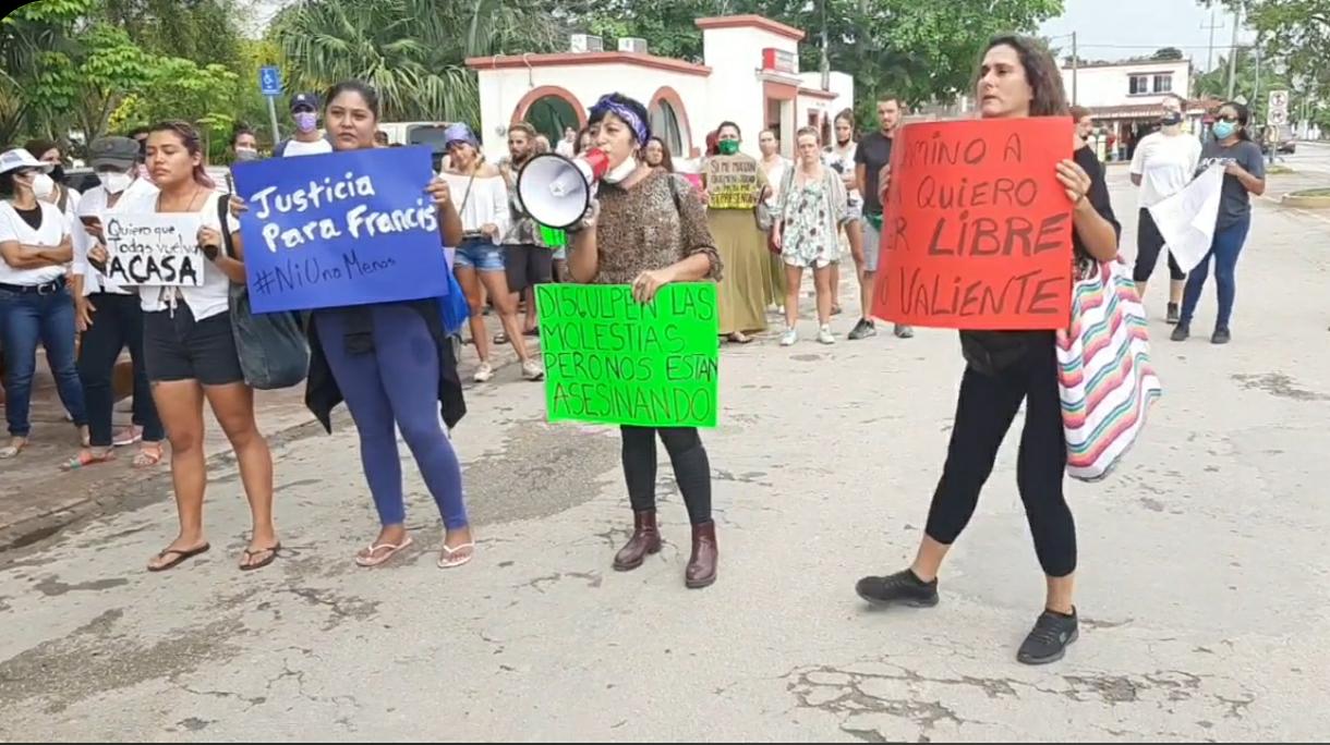 Marcha de protesta por feminicidio en Bacalar