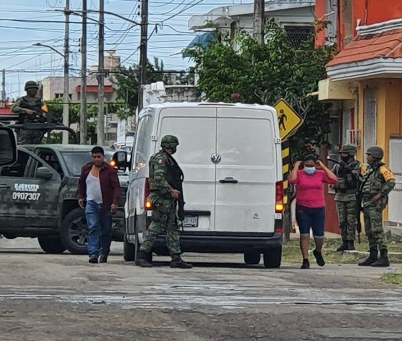 Detienen a mando militar con armas y droga en Chetumal