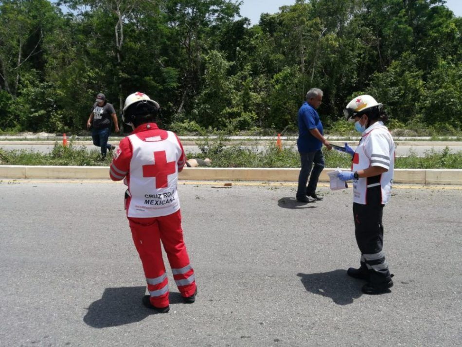 Dos jóvenes mueren luego de derrapar sobre vía de acceso a fraccionamiento de Playa del Carmen