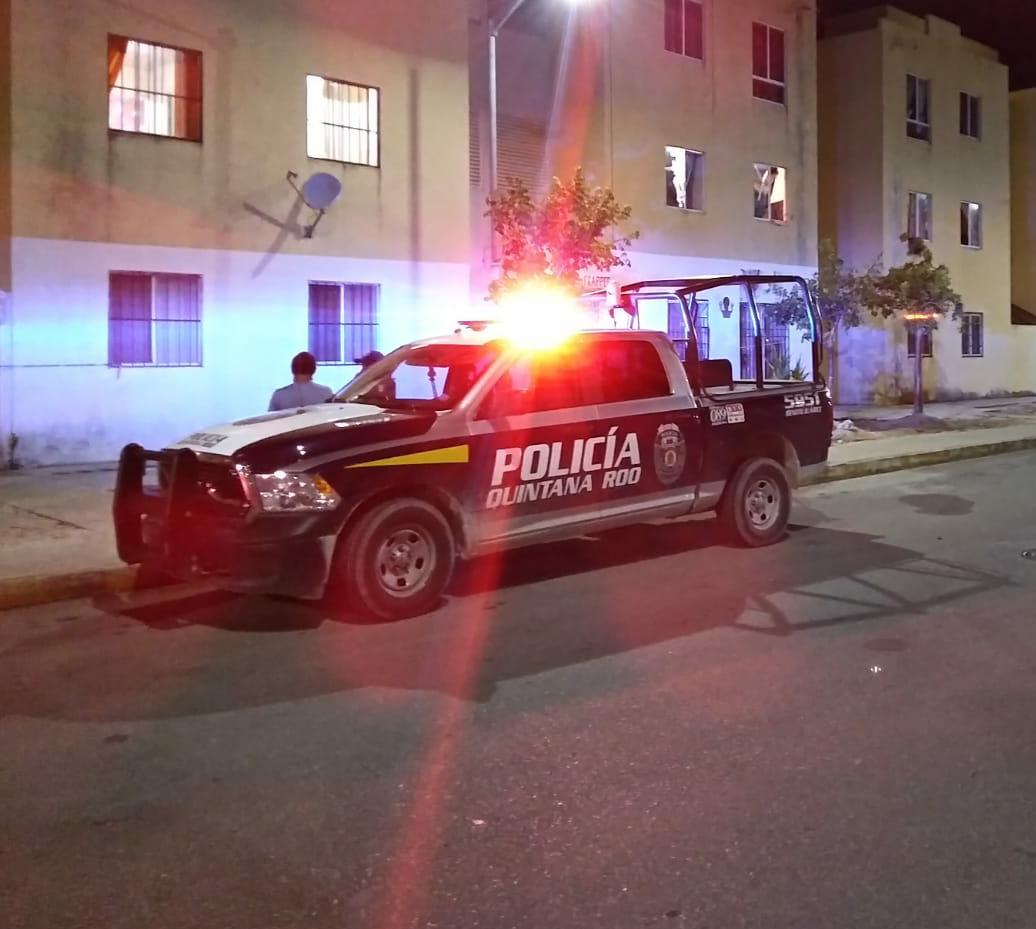 Asesinan a puñaladas a una mujer, la encuentran en un departamento de Cancún