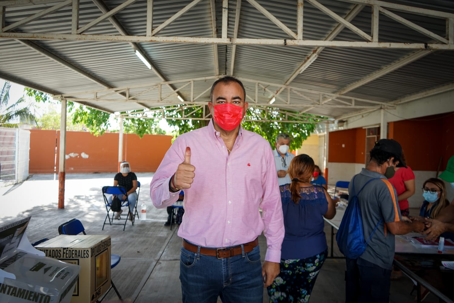 Ciudadano Alonso Ovando ejerce su derecho al voto