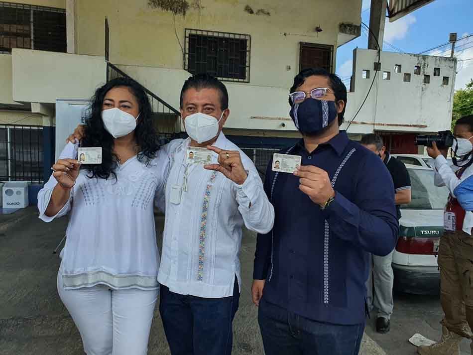 Jesús Pool vota en familia, con dos horas de retraso