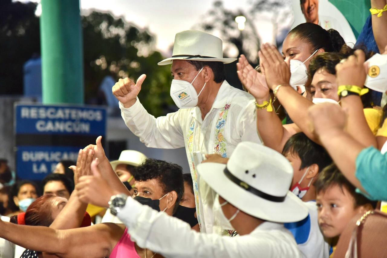 Apoyo total del líder nacional del PRD Jesús Zambrano a Chucho Pool, en su primer cierre de campaña.