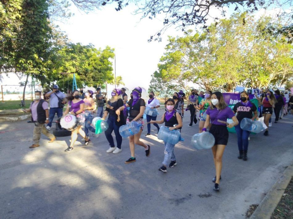 Centenar de personas marchan en Calderitas para protestar contra violencia de género