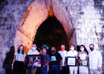 Autoridades cozumeleñas rinden reconocimiento a conocida promotora cultural