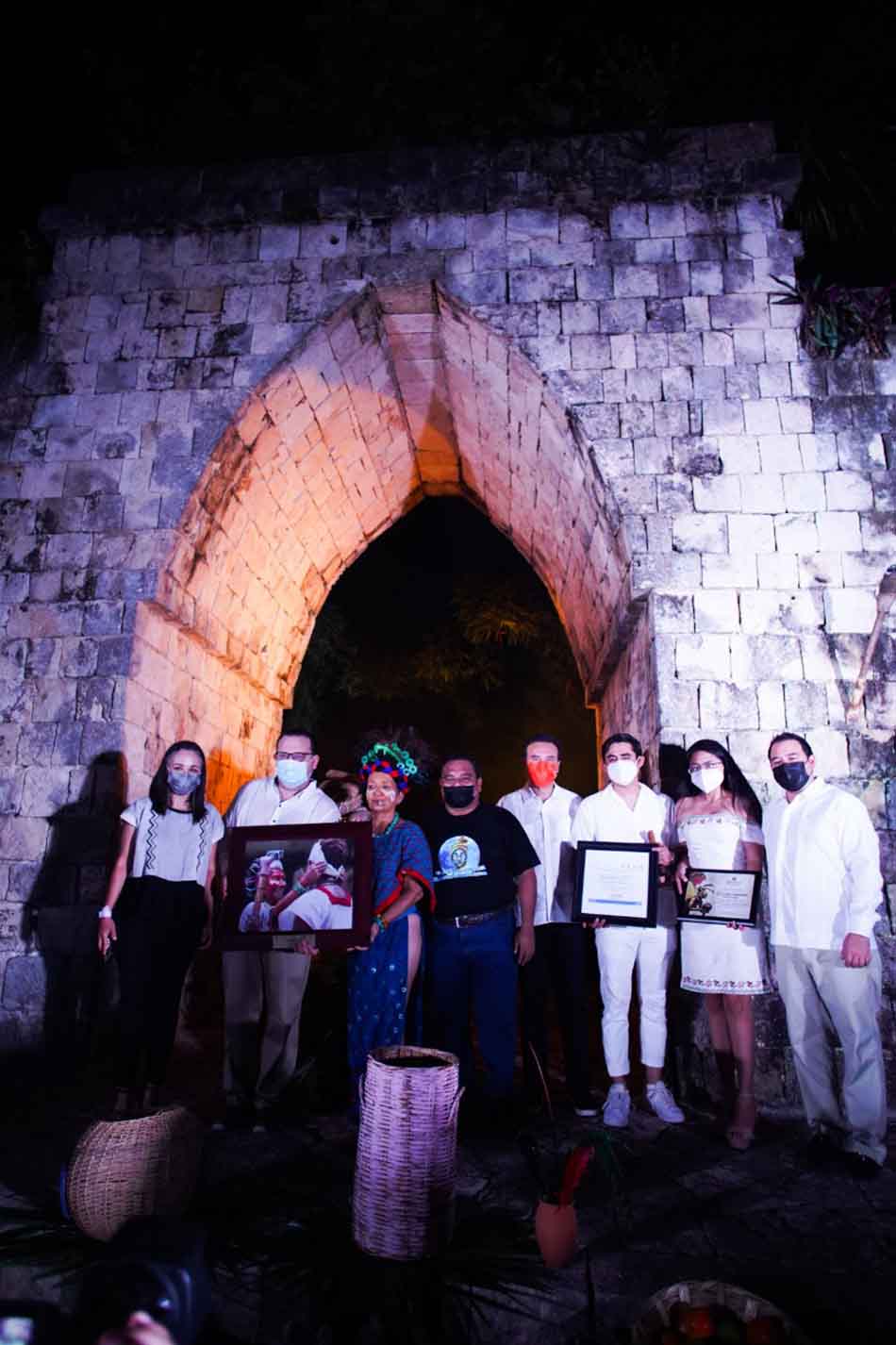 Autoridades cozumeleñas rinden reconocimiento a conocida promotora cultural