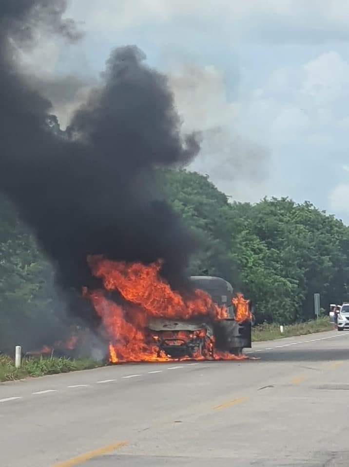 Se incendia camioneta cerca de Buenavista