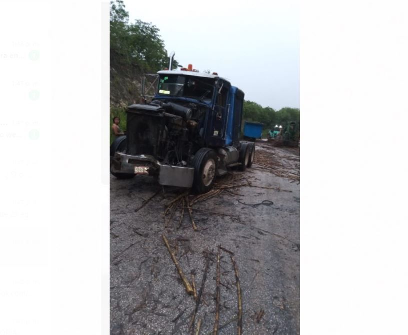 Vuelca camión cañero en el tramo conocido como Agua Dulce