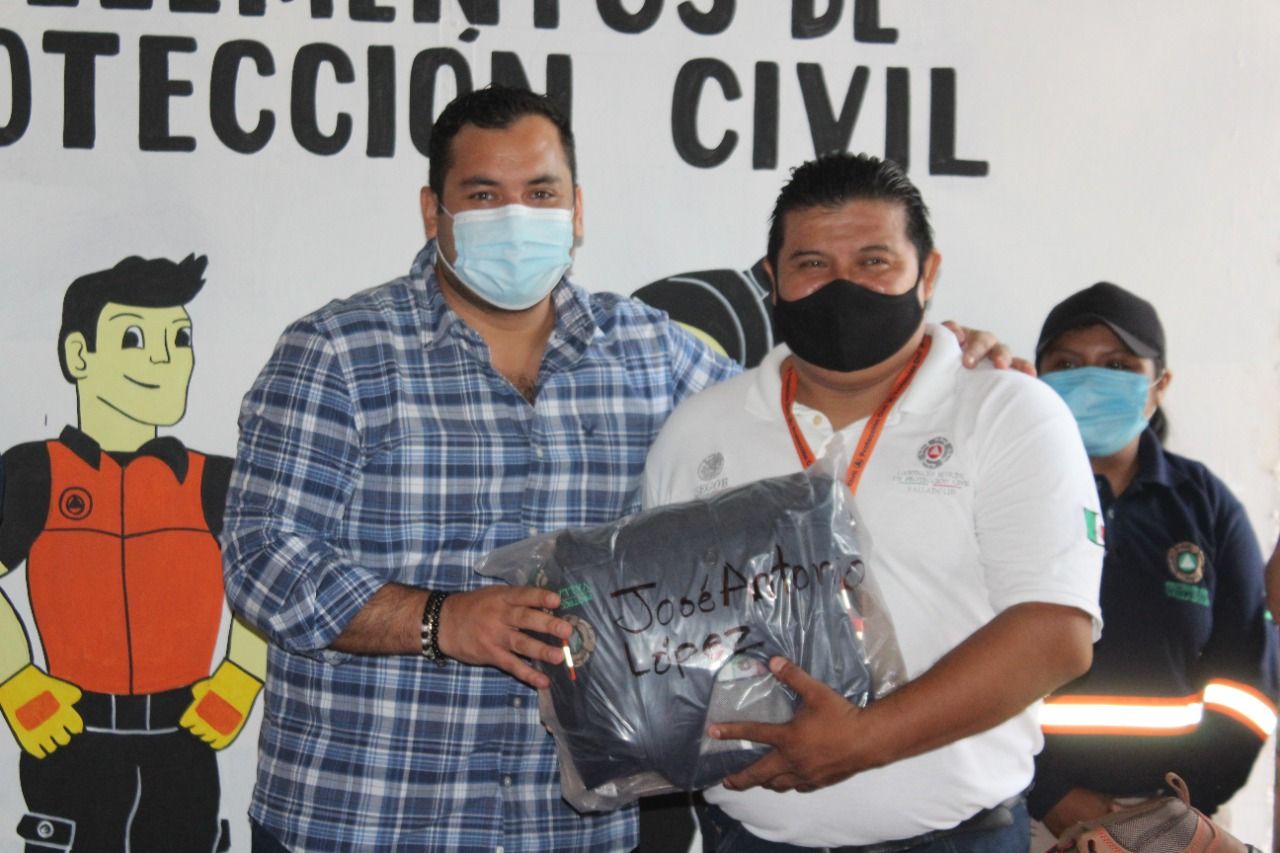 Ayuntamiento mantiene el equipamiento y entrega de herramientas, para mejorar la atención ciudadana