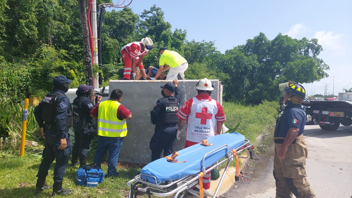 Accidente en la carretera Playa del Carmen con saldo de un lesionado y miles de pesos en daños materiales.