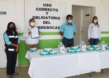 Aguakan previene avance del coronavirus en Puerto Morelos con entrega de cubrebocas y gel antibacterial