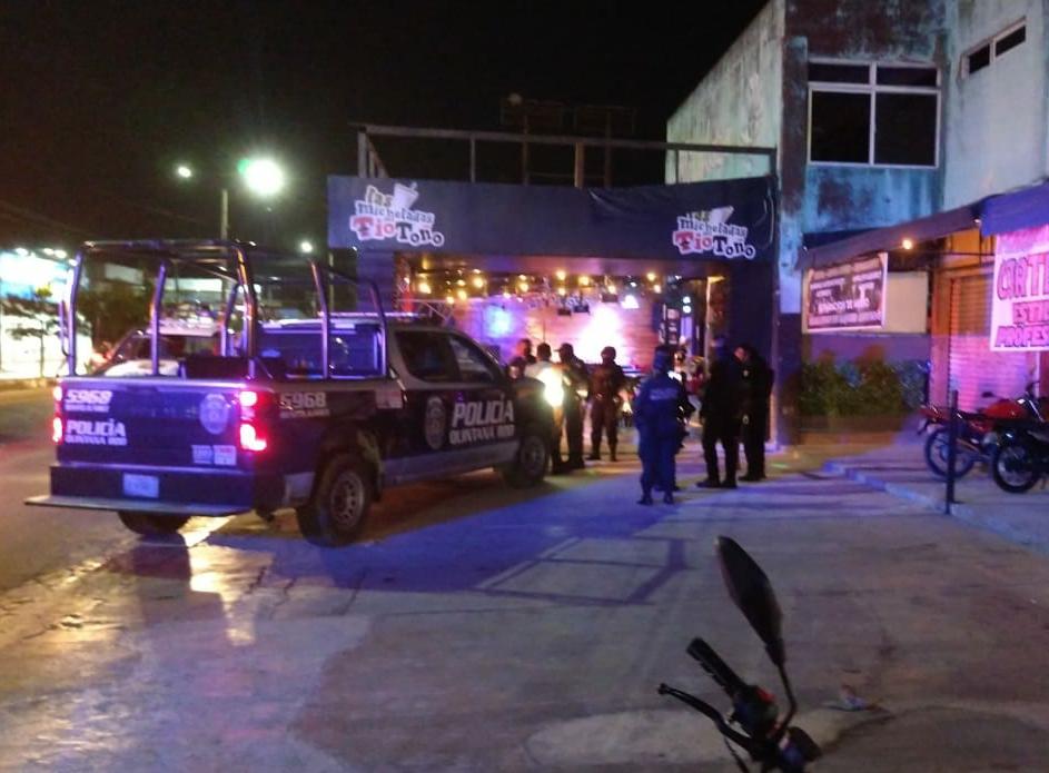 Asesinan a balazos en un bar a custodio de la cárcel de Cancún