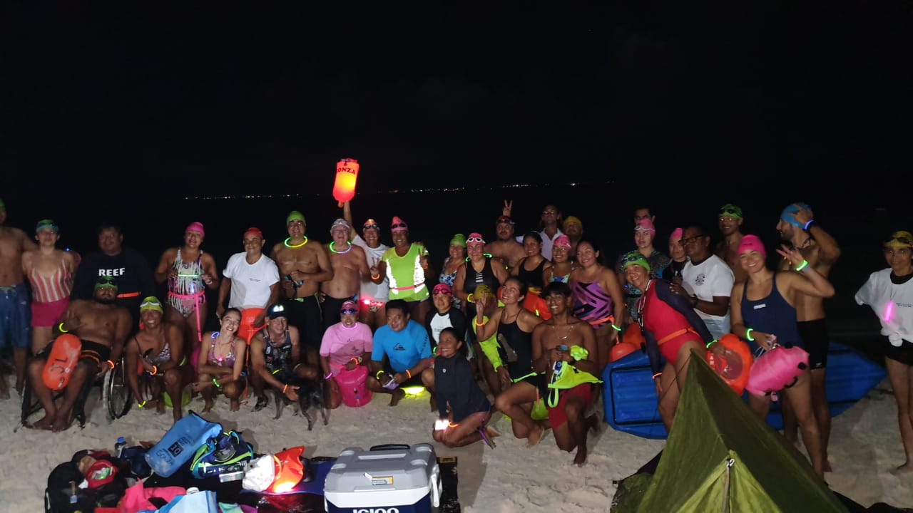 Atletas participan en nado nocturno en Cancún