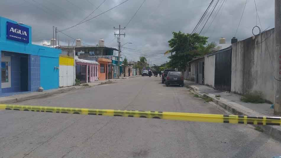 Balean taxi de Cancún estacionado afuera de una casa, no se reportan lesionados