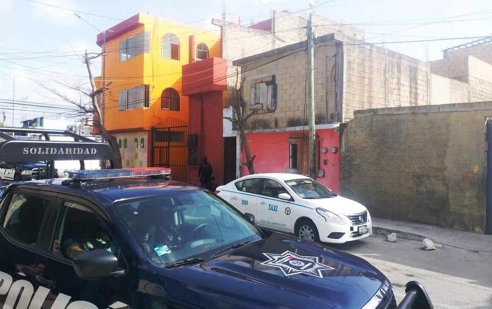 Catean casa en colonia de Playa del Carmen, aseguran armas y detienen a 8 sujetos