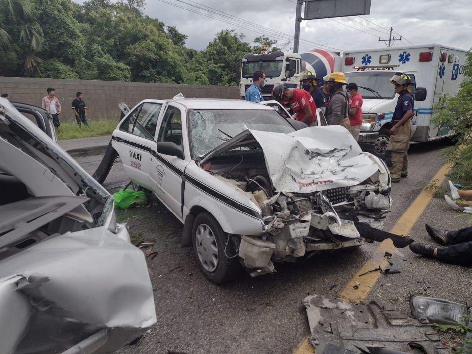 Chocan taxi y auto particular cerca de Paamul; cinco lesionados, entre ellos una niña