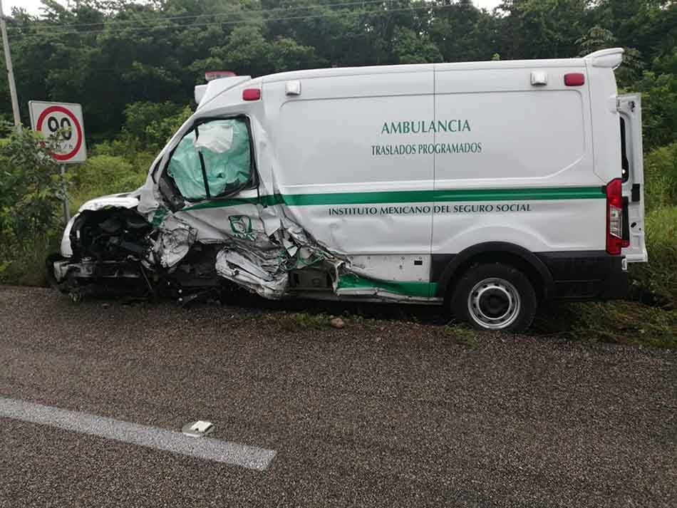 Choque entre ambulancia del IMSS y vehículo particular deja dos lesionados en Felipe Carrillo Puerto