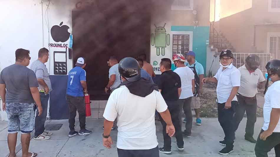Local de telefonía celular se incendia en Playa del Carmen