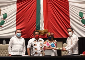Tres poderes de Quintana Roo entregan Medalla al Mérito Indígena Maya a feminista indígena carrilloportense