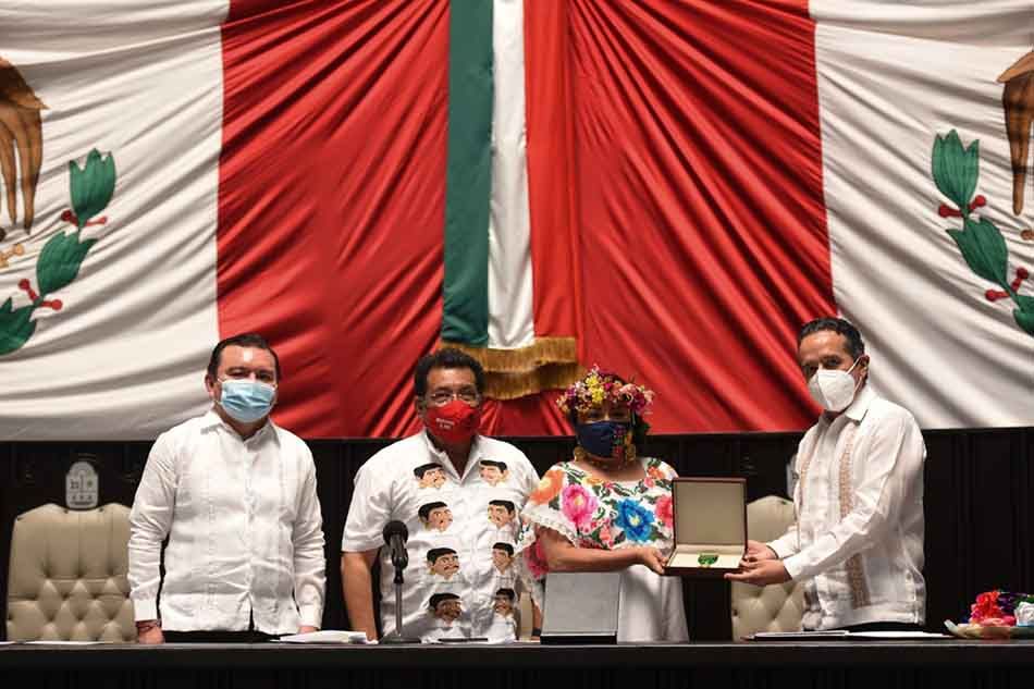 Tres poderes de Quintana Roo entregan Medalla al Mérito Indígena Maya a feminista indígena carrilloportense