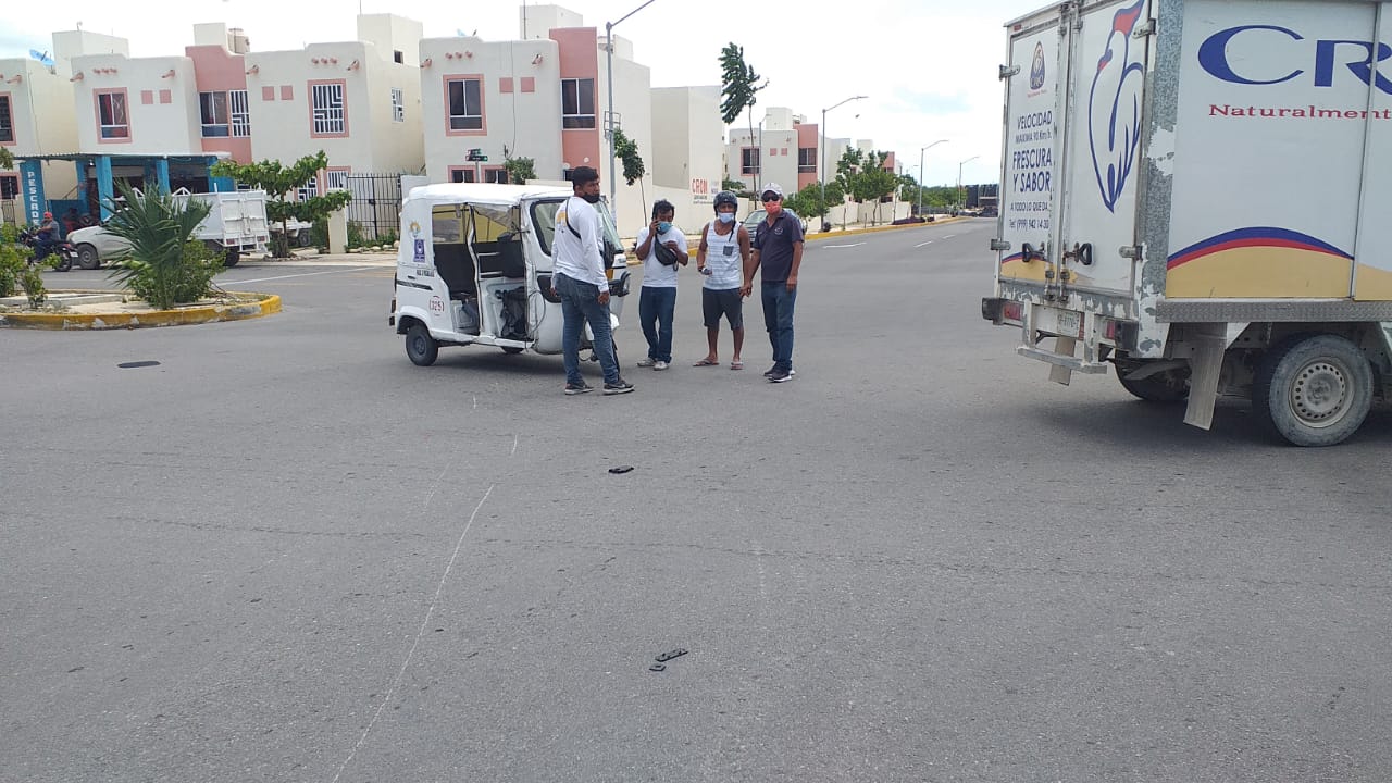 Moto taxista ocasiona percance vehicular en fraccionamiento de Playa del Carmen