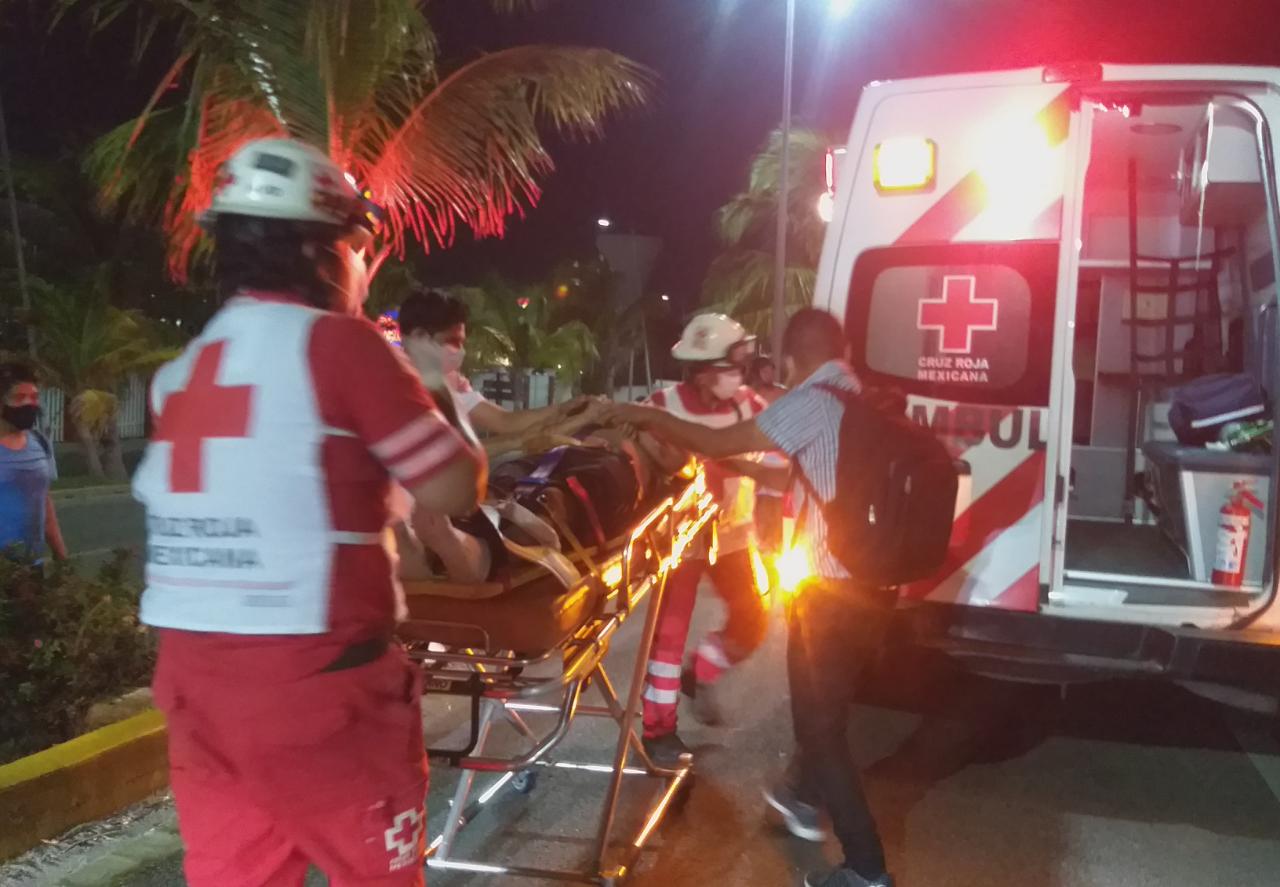 Muere motociclista que derrapó frente a plaza comercial de Cancún